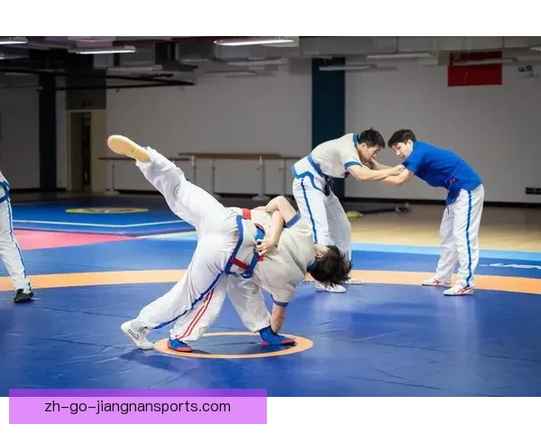 摔跤初学者必备的技巧与训练指南