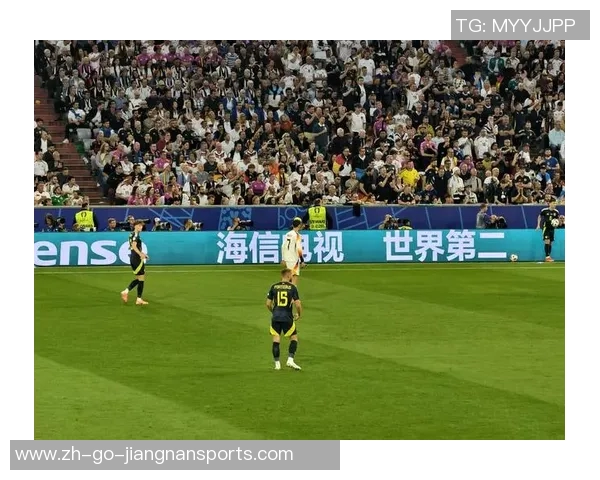 白发足球巨星的传奇人生与不老神话，征战绿茵场的岁月与荣耀