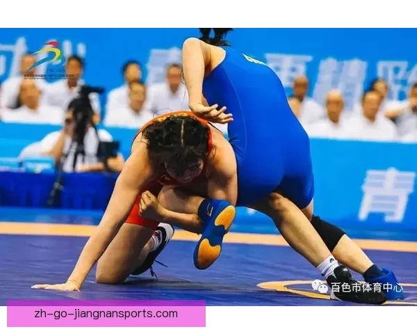 摔跤赛事一触即发：胜者雄踞擂台，败者黯然离场